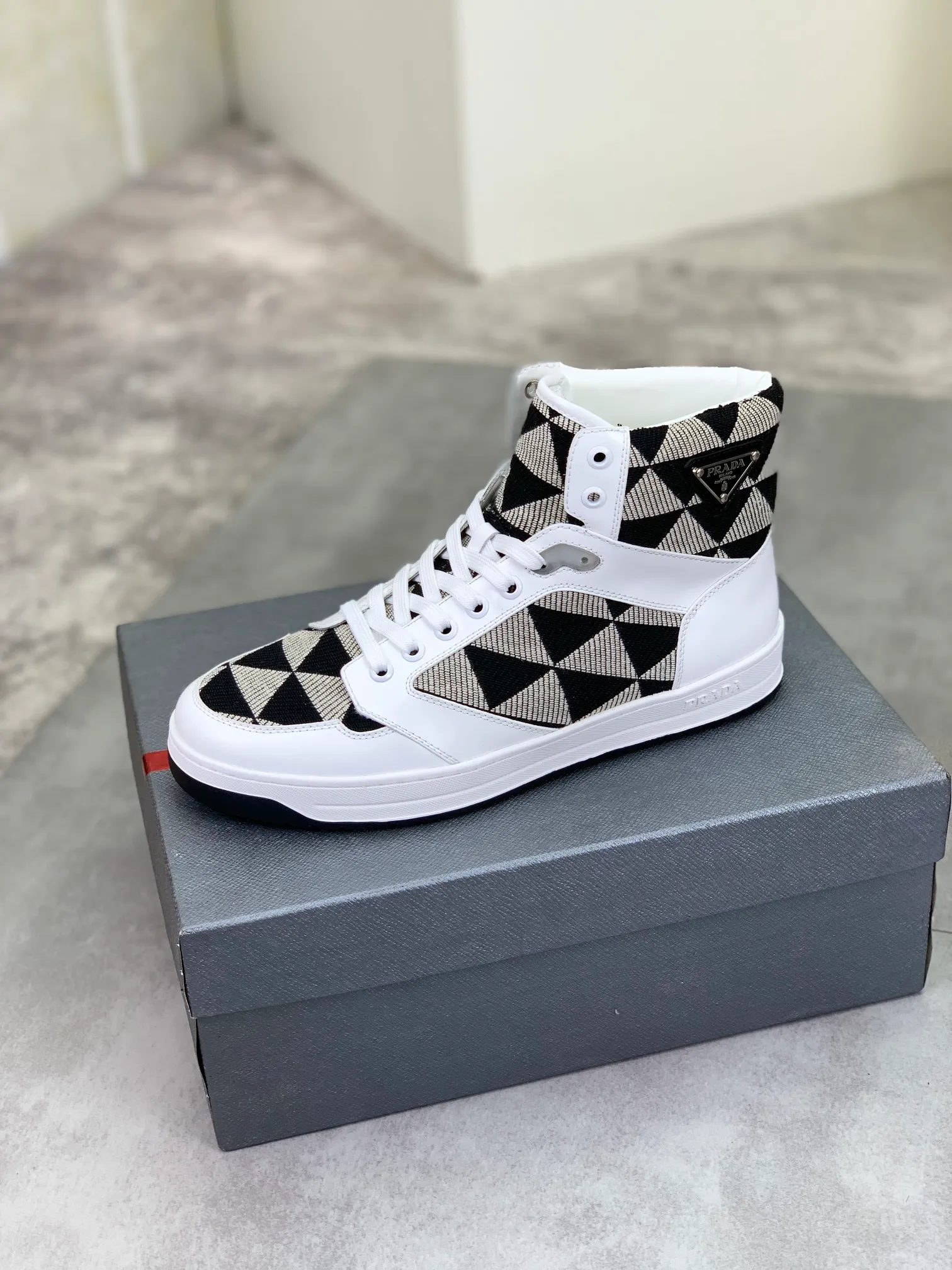Men's shoes 💰P620 new model (high version) The new PRADA (Prada) high-top counter has launched the classic model at the same time. The new men's shoes and 😘fabrics are selected from the original imported calfskin. First layer of imported cowhide lining. The original version is awesome! 👍🏿Original open-molded non-slip PU outsole, with exquisite lines, simple and elegant, super comfortable and classy on foot, suitable for leisure travel. Code number:38-45